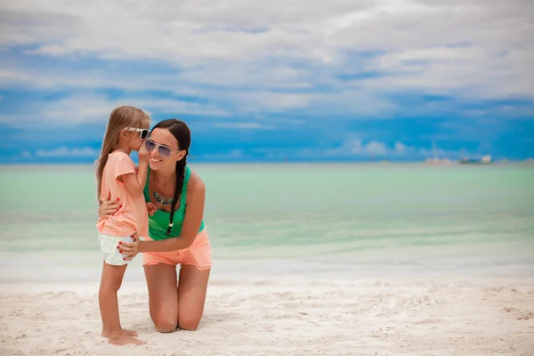 Young mother and her adorable little daughter have fun at tropical beach — Stock Photo, Image