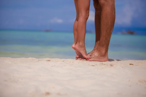 Niña y su padre pies en la playa de arena blanca — Foto de Stock