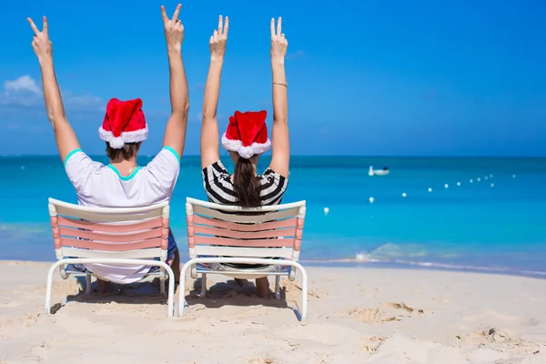 해변 휴가 동안 산타 모자에 젊은 낭만적인 부부 — 스톡 사진