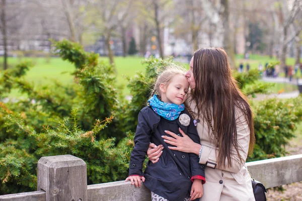 Ung mamma och hennes dotter en promenad i Central Park — Stockfoto