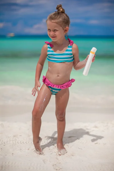 Schattig klein meisje aan het strand tijdens de zomervakantie — Stockfoto