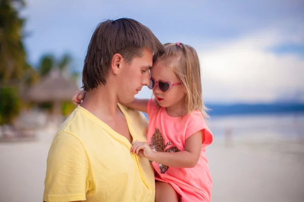 Happy dad and his little daughter at white sandy beach — Stock Photo, Image