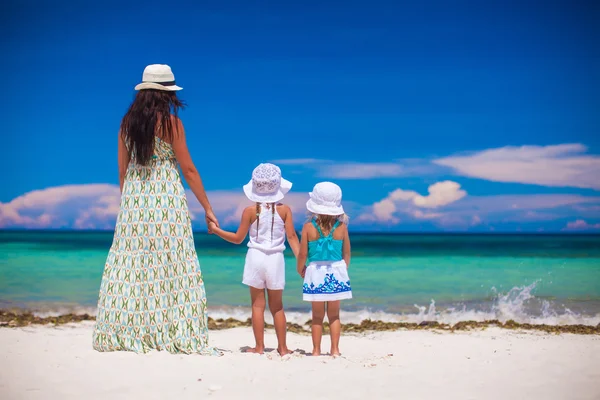 Young mother with her adorable daughters during beach vacation — Stock Photo, Image