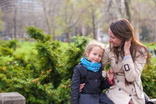 Jonge moeder en haar dochter voor een wandeling door Central Park — Stockfoto