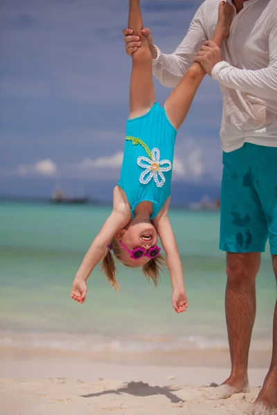 Lycklig far och hans söta lilla tjej njuta av sommarlovet på perfekt beach — Stockfoto