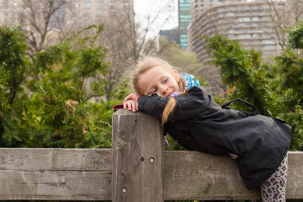 Sevimli küçük kız iyi eğlenceler New York City'deki Central Park'ta — Stok fotoğraf