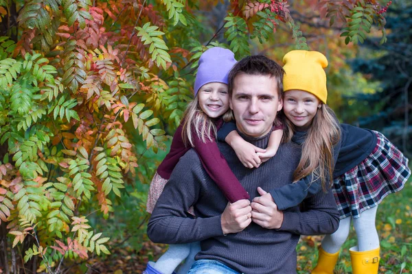 Gelukkige familie in het najaar park buiten — Stockfoto