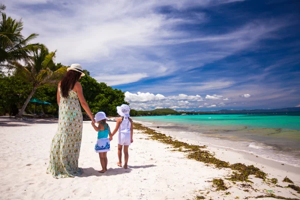 Joven madre con sus adorables hijas durante las vacaciones en la playa —  Fotos de Stock