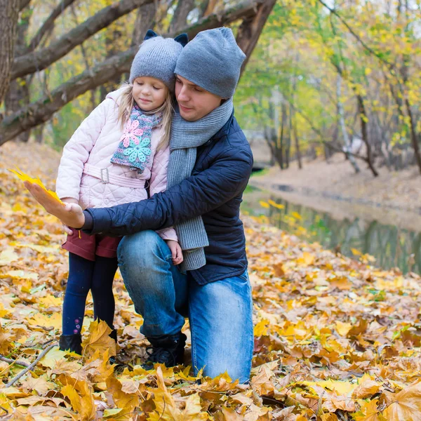 Jonge vader veel plezier met leuke dochter in herfst park — Stockfoto