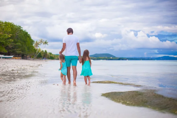 Pai e suas duas filhinhas caminhando pelo mar — Fotografia de Stock