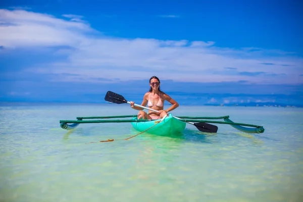 Genç kadının tek başına açık mavi Deniz kanosu — Stok fotoğraf