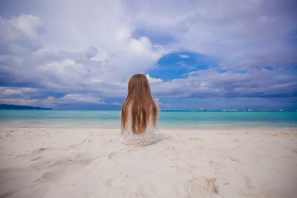 Adorable niña en la playa durante las vacaciones de verano — Foto de Stock