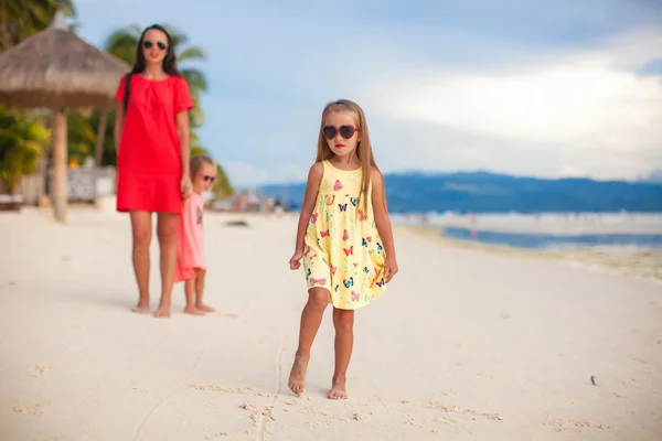 Mãe e dois seus filhos na praia exótica no pôr do sol — Fotografia de Stock