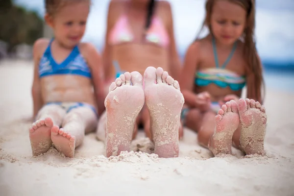 Zbliżenie stóp matka i dwie córki na piaszczystej plaży — Zdjęcie stockowe