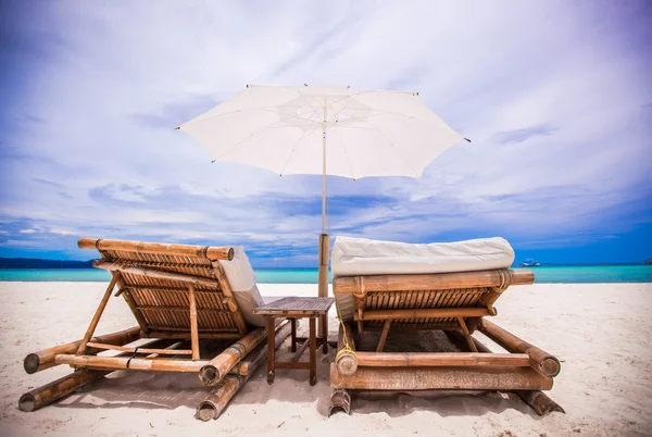 Strandkörbe aus Holz für den Urlaub am tropischen Strand — Stockfoto