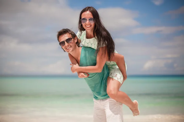 Casal jovem curtindo uns aos outros na praia branca arenosa — Fotografia de Stock