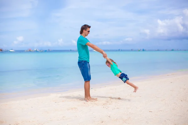 年轻爸爸和他的小女儿在热带的白色沙滩上 — 图库照片