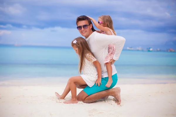 Glücklicher Vater und seine entzückenden kleinen Töchter haben Spaß an einem sonnigen Tag — Stockfoto