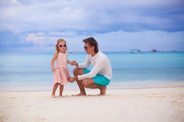 Lycklig pappa och hans bedårande lilla dotter på vit sandstrand — Stockfoto