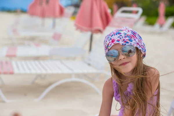 Adorable petite fille à la plage pendant les vacances d'été — Photo