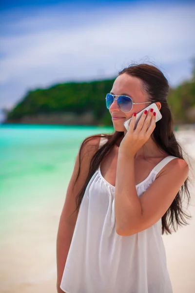 Zbliżenie młoda piękna kobieta na plaży mówić na jej telefon — Zdjęcie stockowe