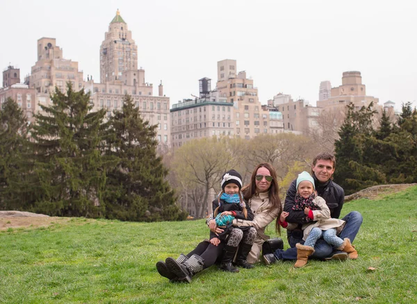 Young of four in Central Park during their vacation — Stock Photo, Image