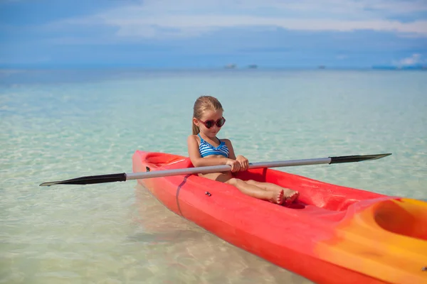 Pequeña chica adorable kayak en mar azul claro — Foto de Stock