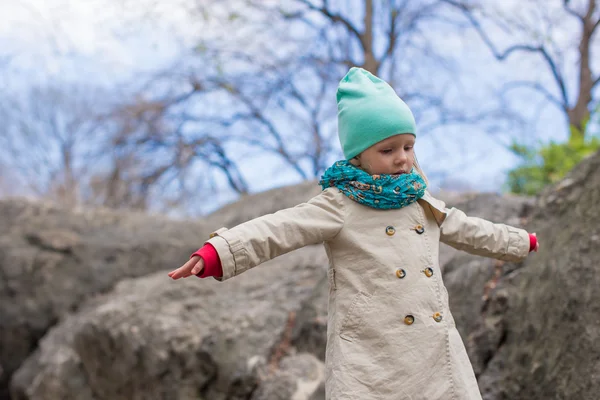 Adorable niñita en Central Park en la ciudad de Nueva York — Foto de Stock