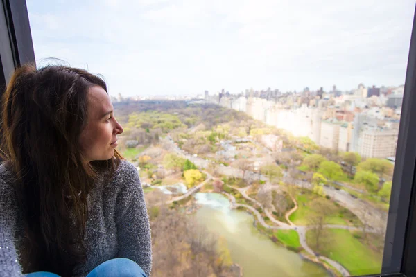 Junges Mädchen mit Blick auf den Central Park — Stockfoto