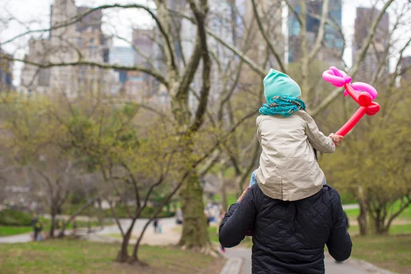 Jonge vader en kleine dochter voor een wandeling door Central Park — Stockfoto