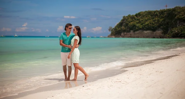 Ungt par njuter av varandra på vit sandstrand — Stockfoto