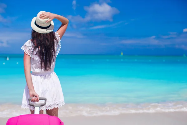 Menina bonita nova com bagagem durante as férias na praia — Fotografia de Stock