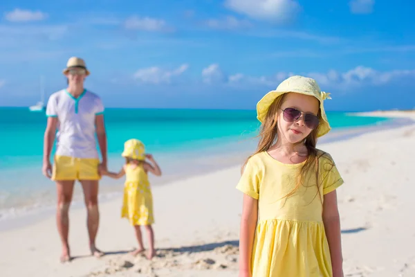 สาวน้อยที่น่ารักและพ่อที่มีความสุขบนชายหาดสีขาวเขตร้อน — ภาพถ่ายสต็อก