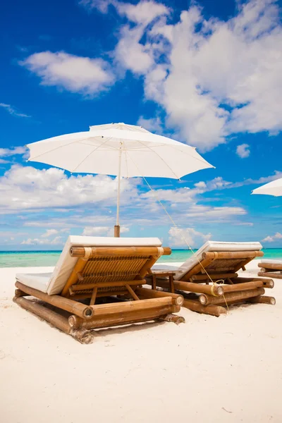 Beach wooden chairs for vacations on tropical beach — Stock Photo, Image