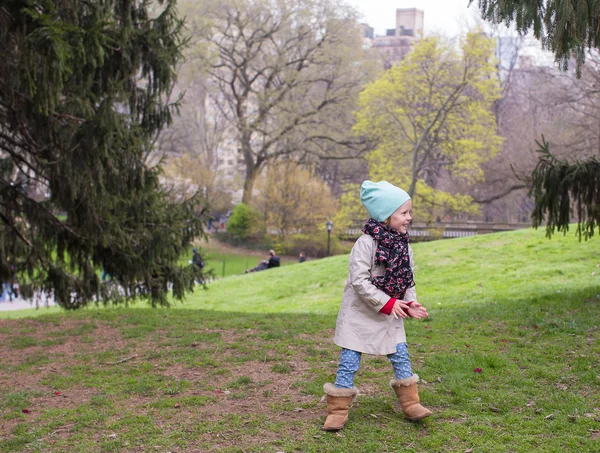 Adorable niñita en Central Park en la ciudad de Nueva York — Foto de Stock