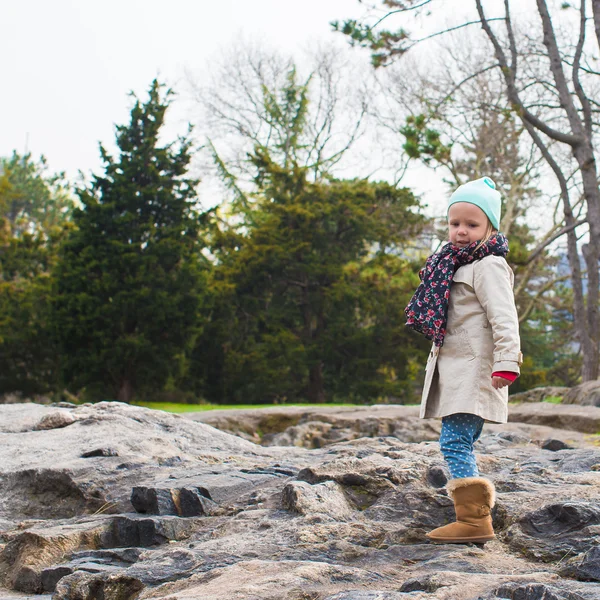 Adorabile bambina a Central Park a New York — Foto Stock