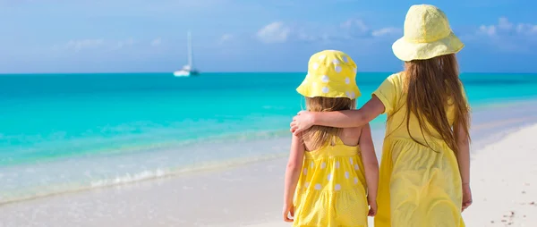Widok z tyłu dwóch małych dziewczynek w tropikalnej plaży — Zdjęcie stockowe