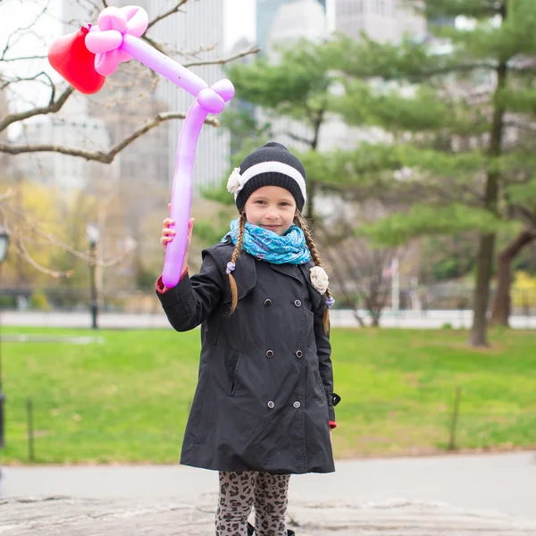 Adorable niña con globo en Central Park en la ciudad de Nueva York —  Fotos de Stock