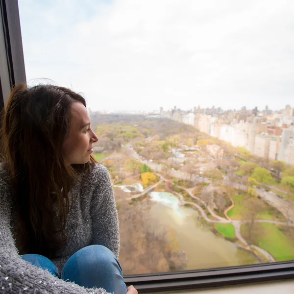 Jong meisje met uitzicht op Central Park — Stockfoto