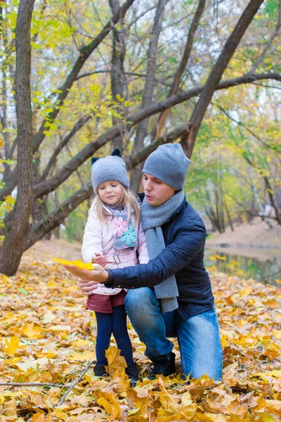 Little girl and dad in autumn park outdoors — Stock Photo, Image