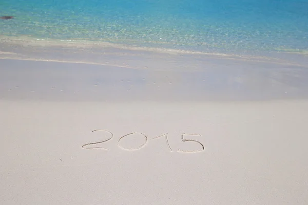 2016 geschreven op tropisch strand wit zand met xmas hoed — Stockfoto