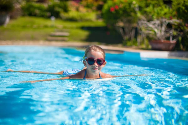 Liten bedårande glad flicka simma i poolen — Stockfoto