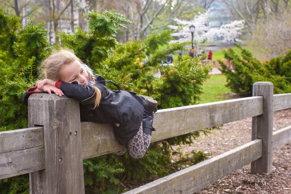 Adorable petite fille s'amuser à Central Park à New York — Photo
