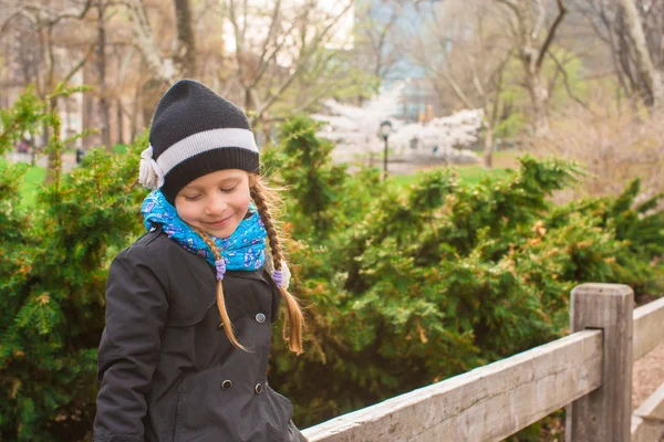 Αξιολάτρευτο κοριτσάκι στο central park στη Νέα Υόρκη — Φωτογραφία Αρχείου