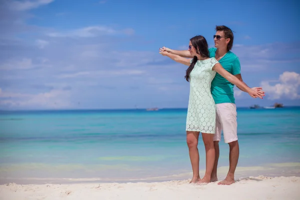 Ungt par njuter av varandra på vit sandstrand — Stockfoto