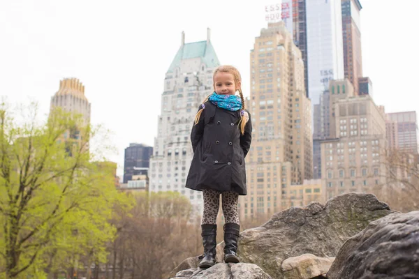 Bedårande liten flicka i central park i new york city — Stockfoto