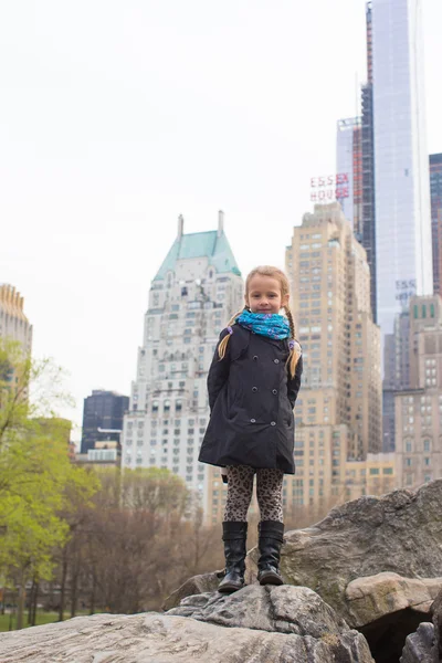Adorable niñita en Central Park en la ciudad de Nueva York —  Fotos de Stock