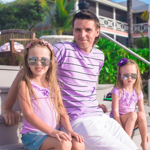 オーシャン ビューを楽しんでビーチに座っている 3 人の家族 — ストック写真