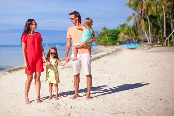 Familj på fyra personer på strandsemester — Stockfoto