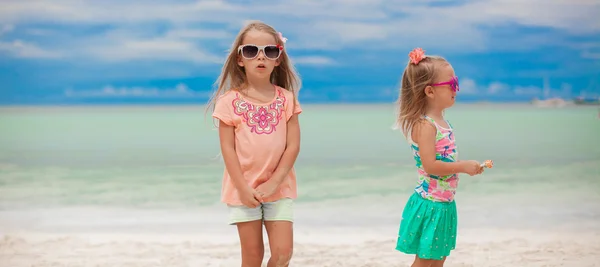 两个小女孩在热带海滩 — 图库照片